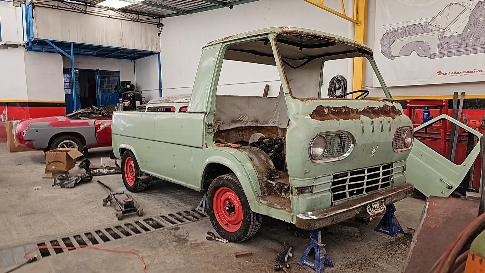 Ford Econoline en el taller, antes de la restauración